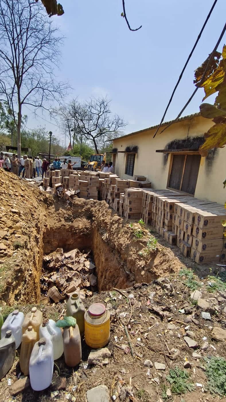 हाथीनाला में शराब नष्ट कराती पुलिस।स्रोत पुलिस