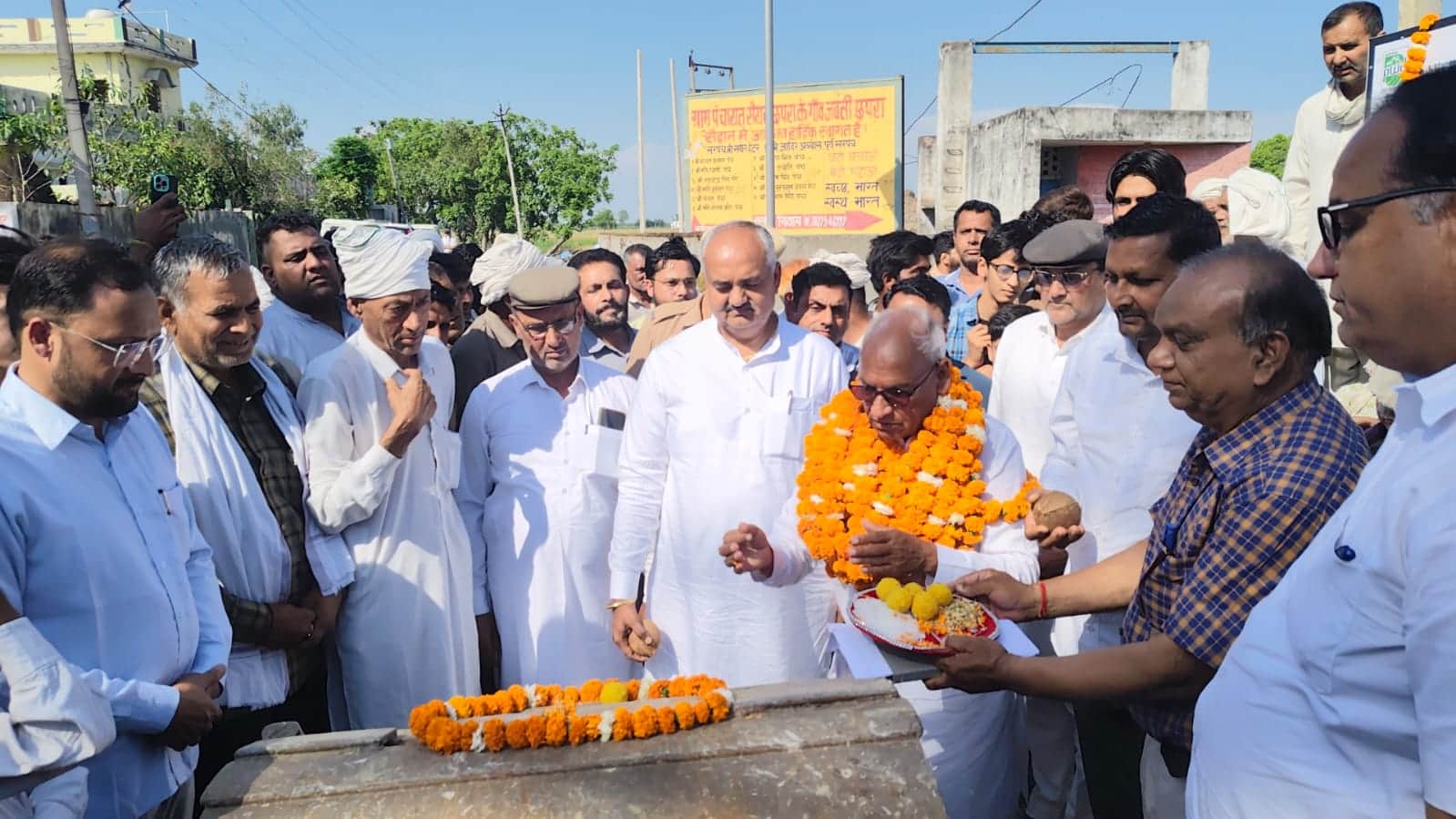 इंद्री सड़कों के नवीनीकरण कार्य का शुभारंभ करते विधायक राम कुमार कश्यप। स्वयं