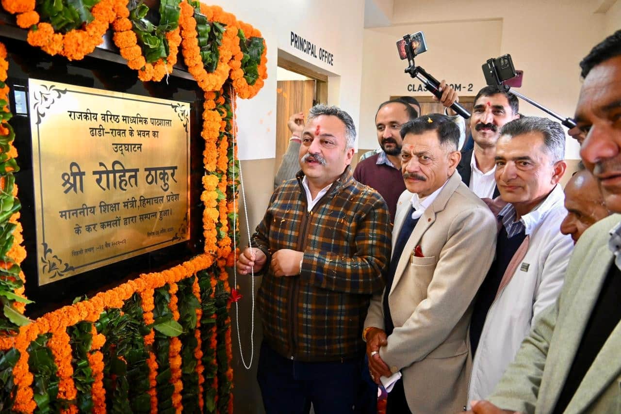जुब्बल के अंतर्गत  राजकीय वरिष्ठ माध्यमिक स्कूल ढाडी रावत के भवन का उद्घाटन करते शिक्षा मंत्री
