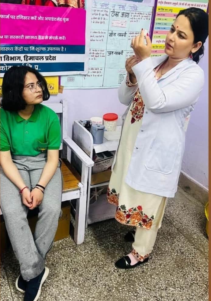 जुब्बल में बच्ची को एचपीवी टीका लगाते हुए