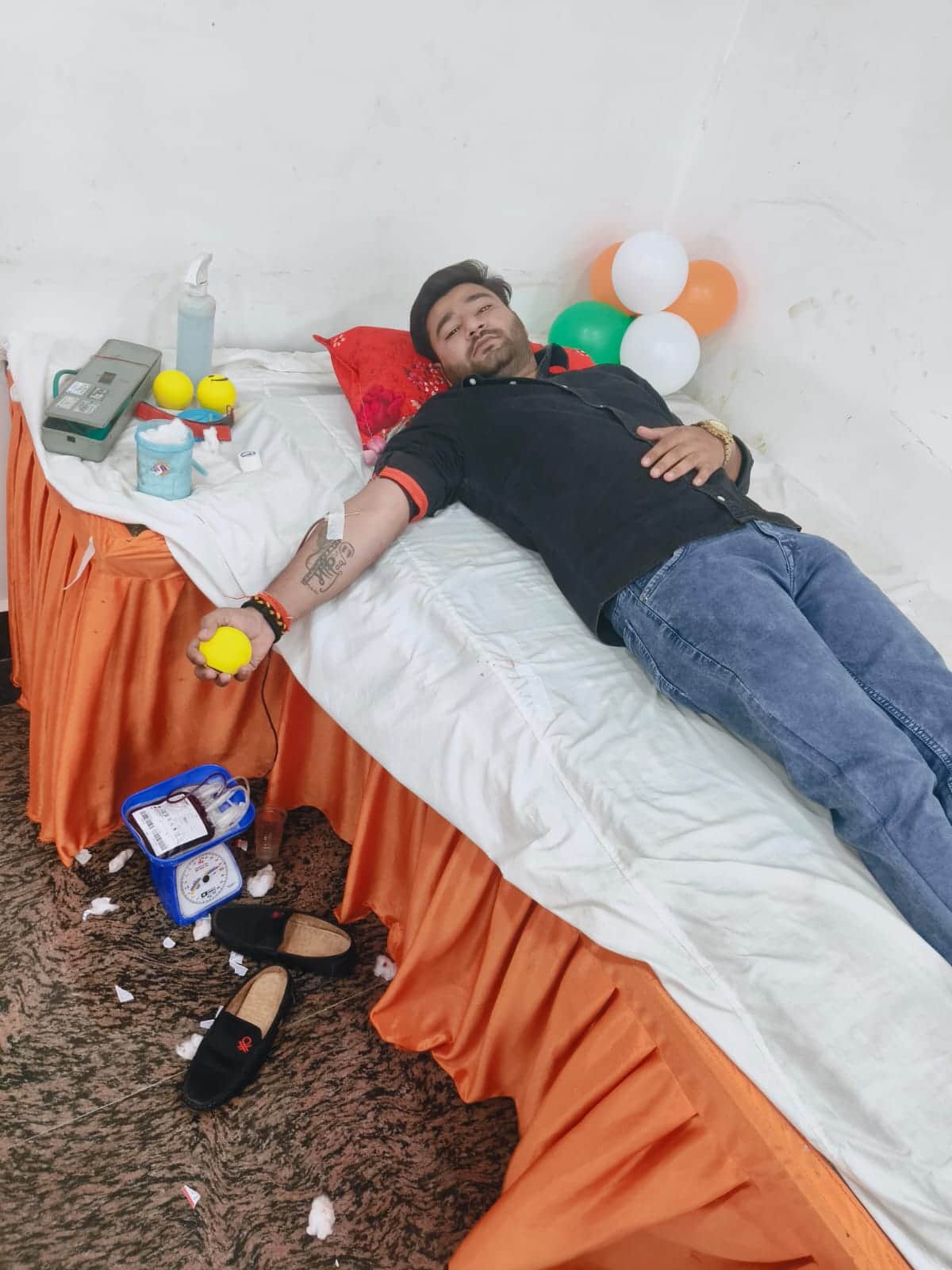 जलेसर में रक्तदान शिविर में रक्तदान करता युवक। संवाद