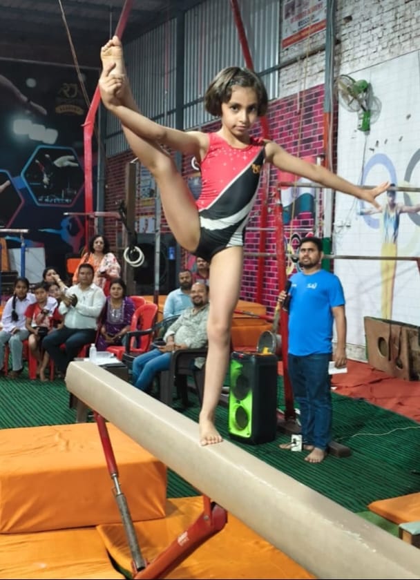Little gymnasts demonstrated their body balance.