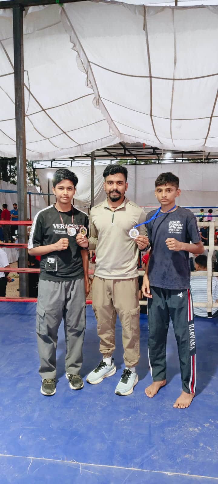 कोच के साथ खिलाडी हिमानी और तनिश। कोच