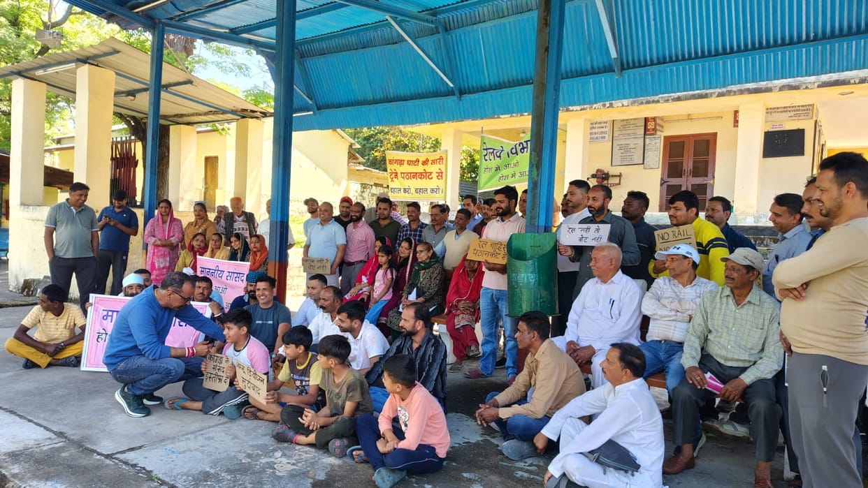 Slogans demanding restoration of railways were raised at Koper Lahad station, and MPs were asked to resign.