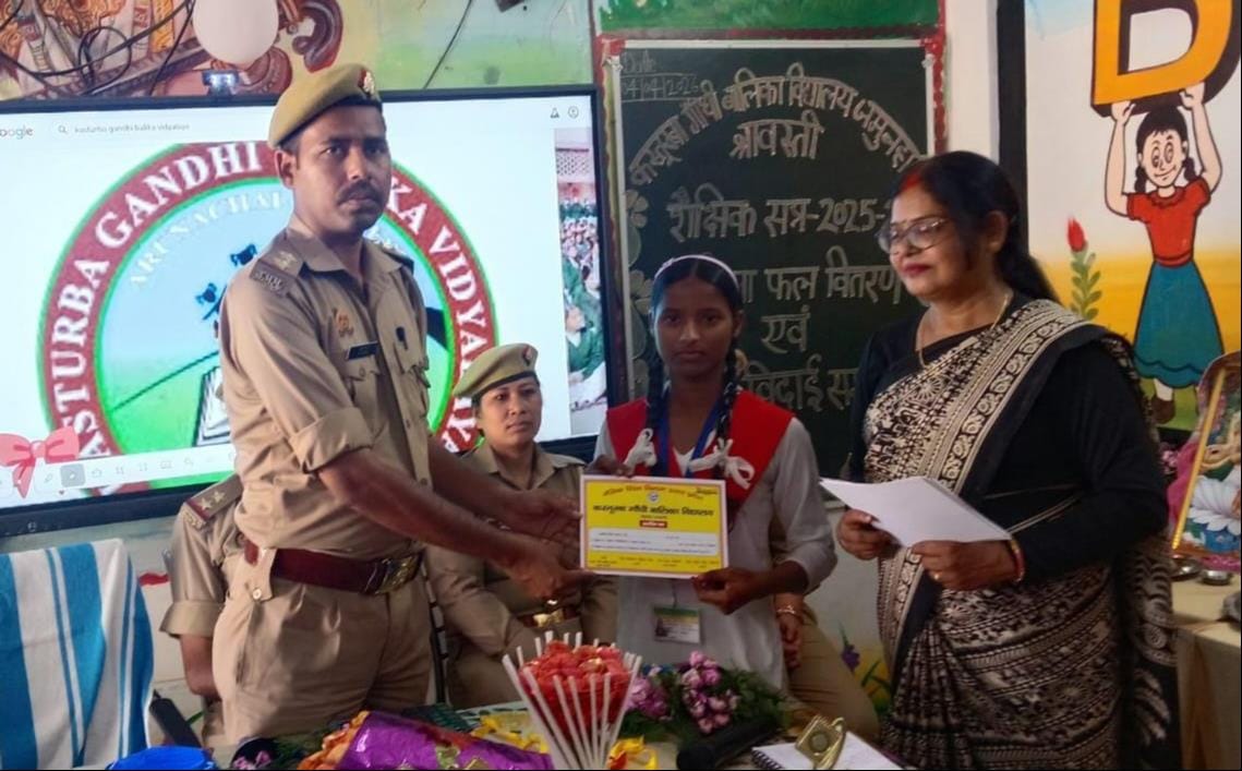 Gifts were given to the students who performed well.