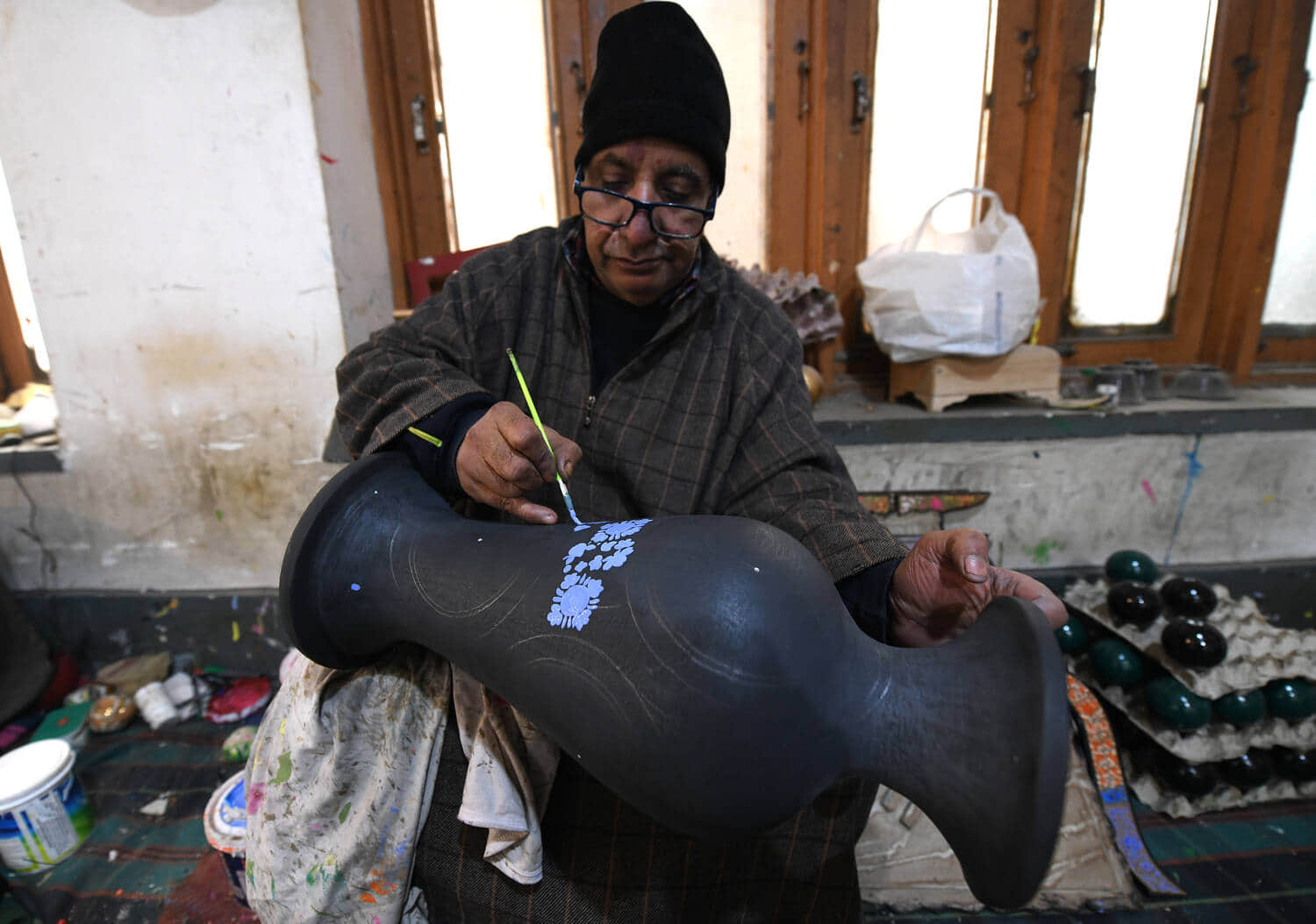 कला...श्रीनगर में पेपर मैश से बने मॉडल को रंगता कारीगर। संवाद