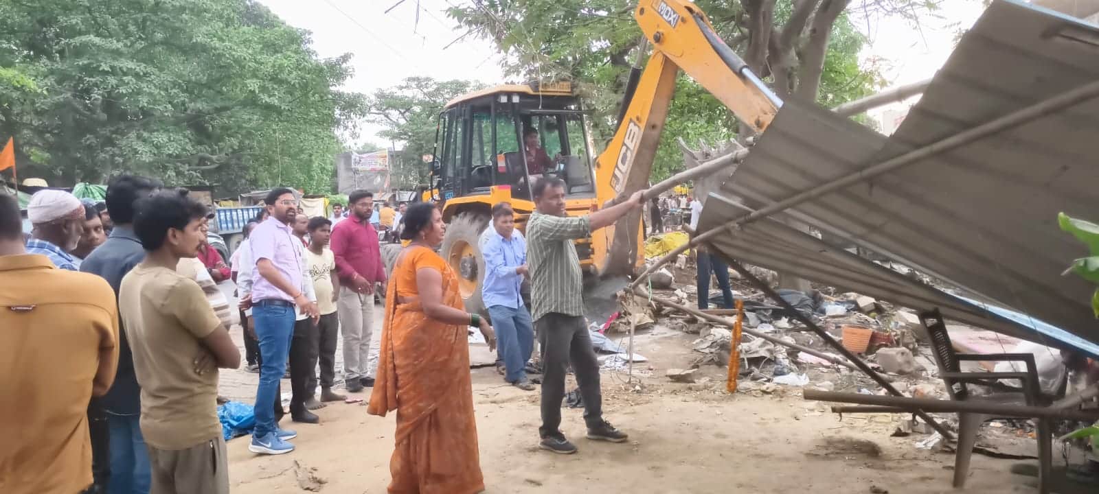 कंपनीबाग पर अतिक्रमण हटवाते अधिकारी स्रोत विभाग