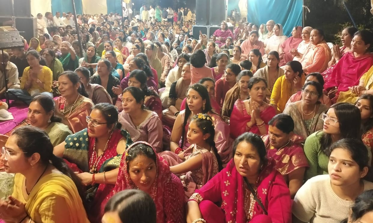 Hold my hand, O dark one... Shyam devotees danced
