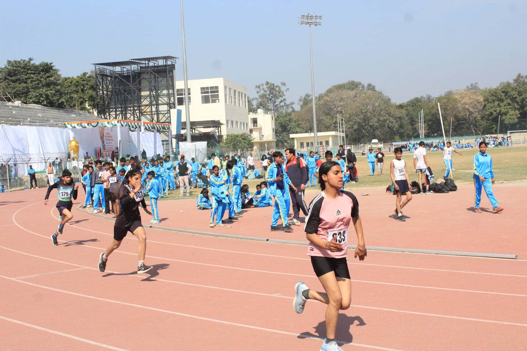 कर्ण स्टेडियम में आयोजित 1500 मीटर दाैड़  में हिस्सा लेती महिला खिलाड़ी। संवाद