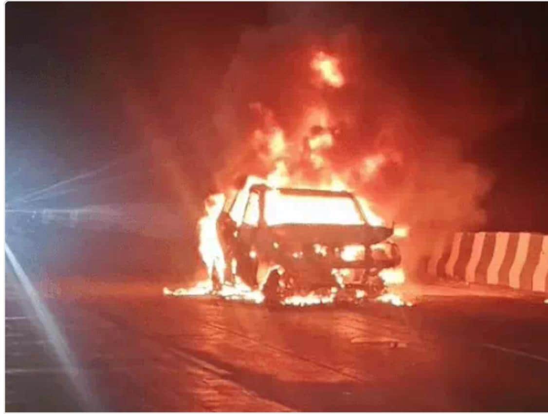 करनाल में राष्ट्रीय राजमार्ग पर बलडी बायपास पर आग लगने से जलती हुई कार।
