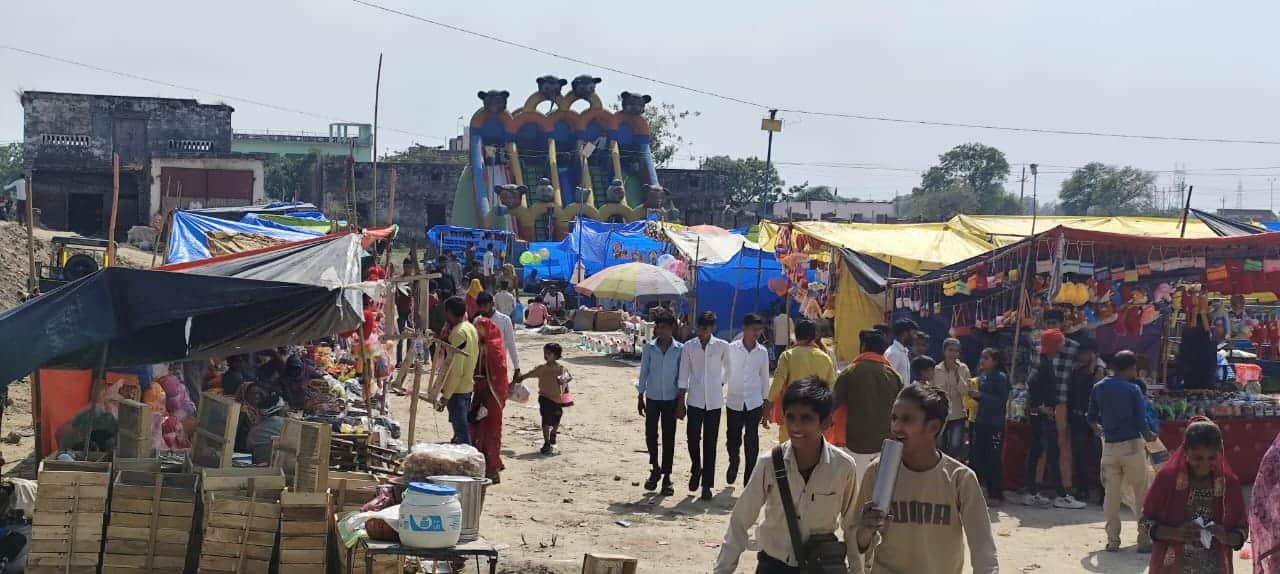 कस्बा पिलुआ में लगा फूलडोल मेला। संवाद