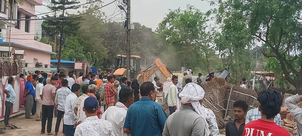 कसया में रामकोला मार्ग पर नागरिक उड्डयन विभाग की जमीन से अवैध कब्जा हटवाती तहसील और नगरपालिका क