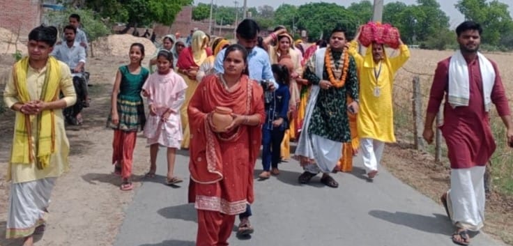 The villagers organized a grand Kalash Yatra.