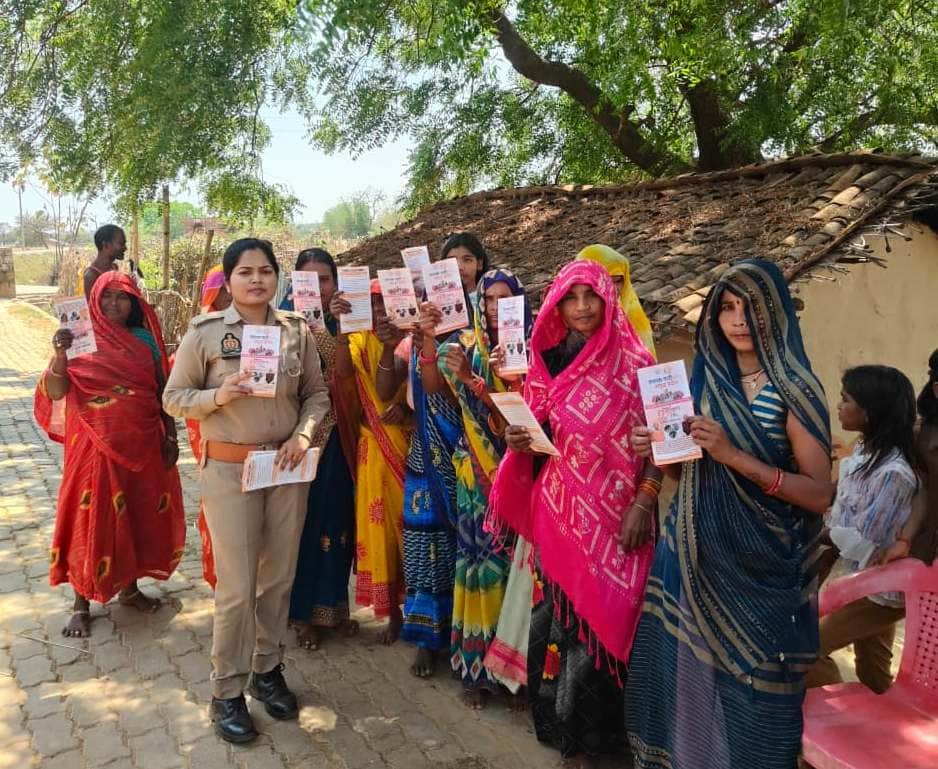 क्ति के तहत महिलाओं को जागरूक करती पुलिस टीम। स्रोत पुलिस विभाग