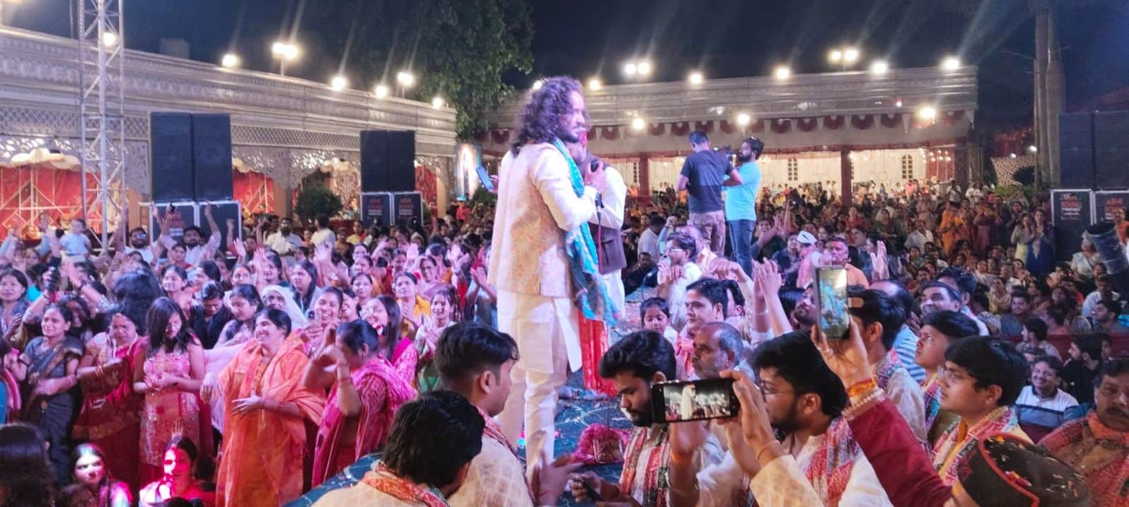 कोटद्वार में आयोजित श्री श्याम महोत्सव में भजन प्रवाहक प्रशांत सूर्यवंशी के भजनों पर झूमते श्रद