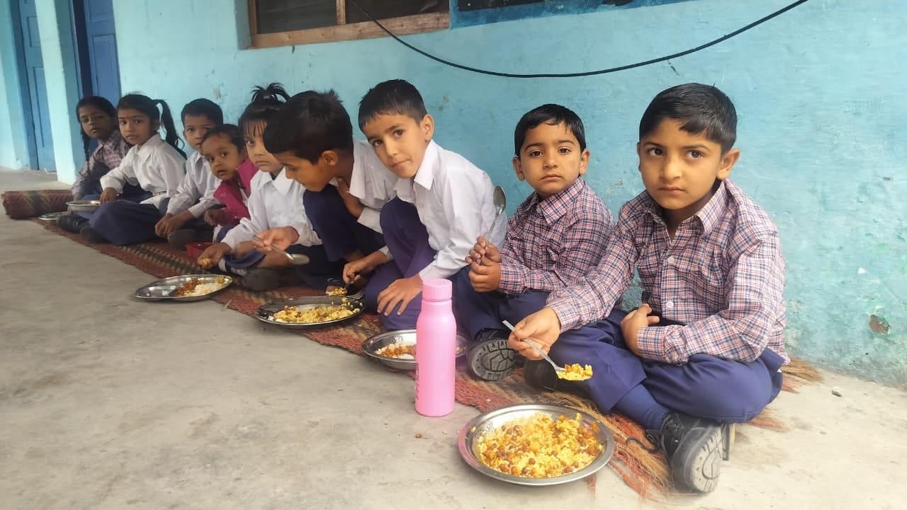 कठुआ के एक सरकारी स्कूल में मिड-डे मील खाते विद्यार्थी। संवाद