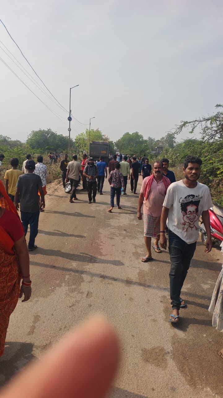 छत्तीसगढ़: कोरबा में हाइवा की चपेट में आने से युवक की मौत, परिजनों ने किया चक्का जाम
