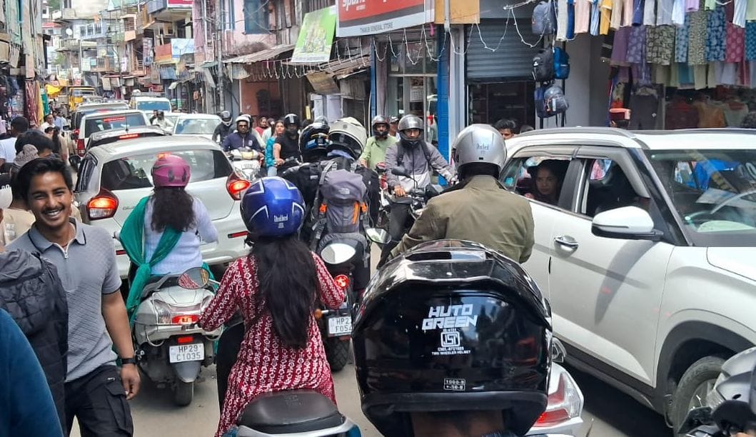 The speed of vehicles stopped for two hours on the highway, patients were troubled.