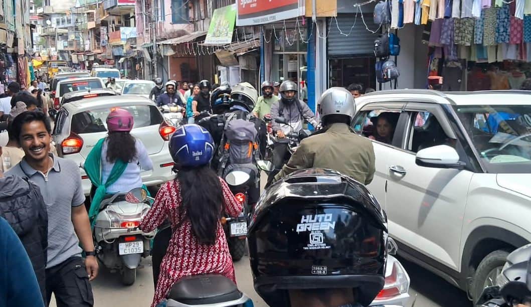 मंडी- पठानकोट हाईवे पर  जोगिंद्रनगर मुख्य बाजार में थमी वाहनों की रफतार। स्रोत जागरूक पाठक