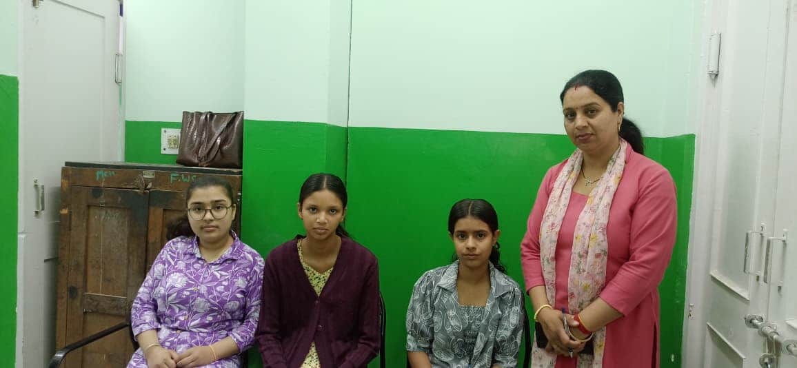 मेडिकल कॉलेज हमीरपुर में एचपीवी का टीका लगवाने के बाद आराम करतीं लड़कियां। स्रोत : जनसंपर्क विभा