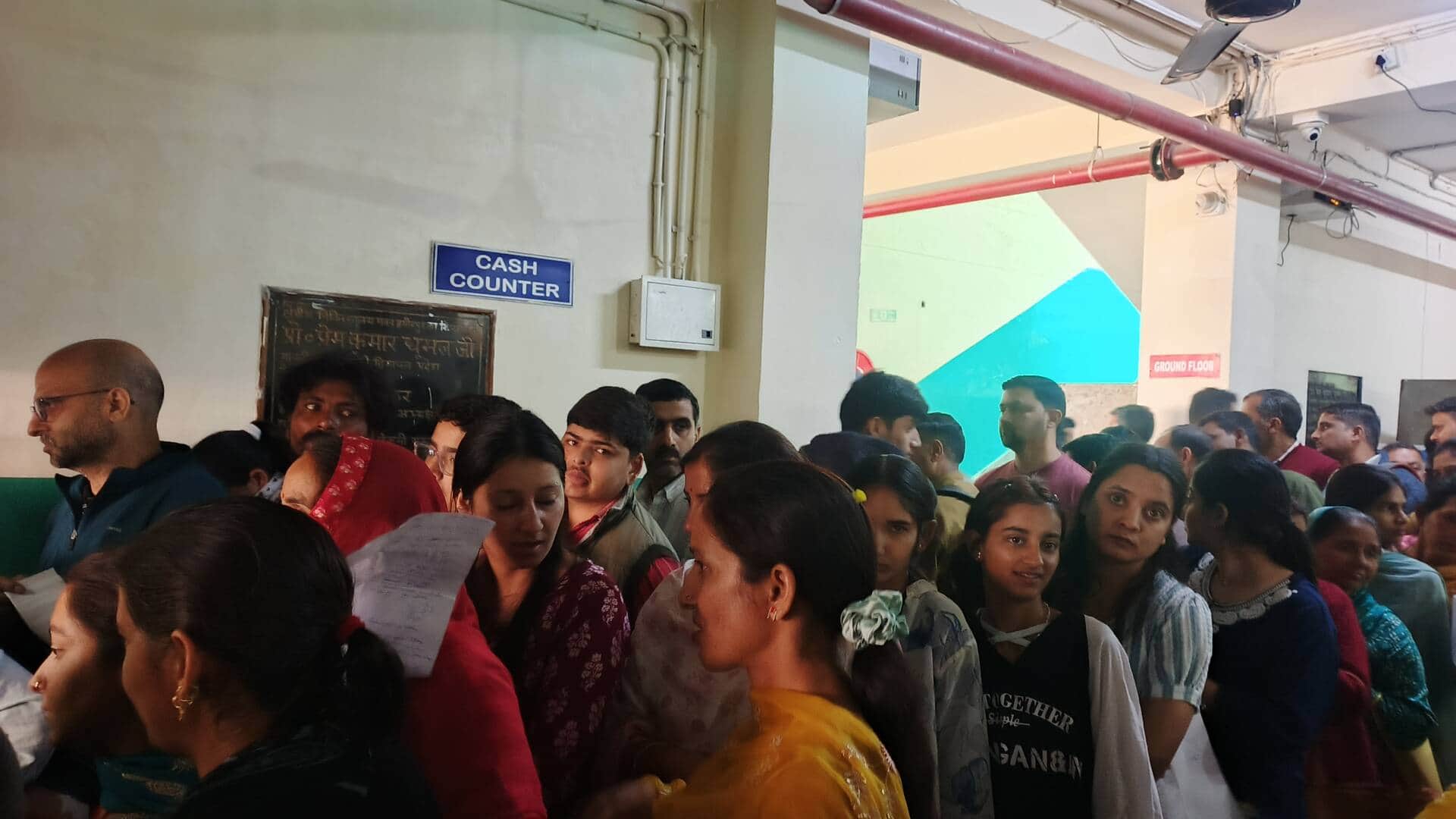 मेडिकल कॉलेज के कैश काउंटर पर लोगों की भीड़। संवाद