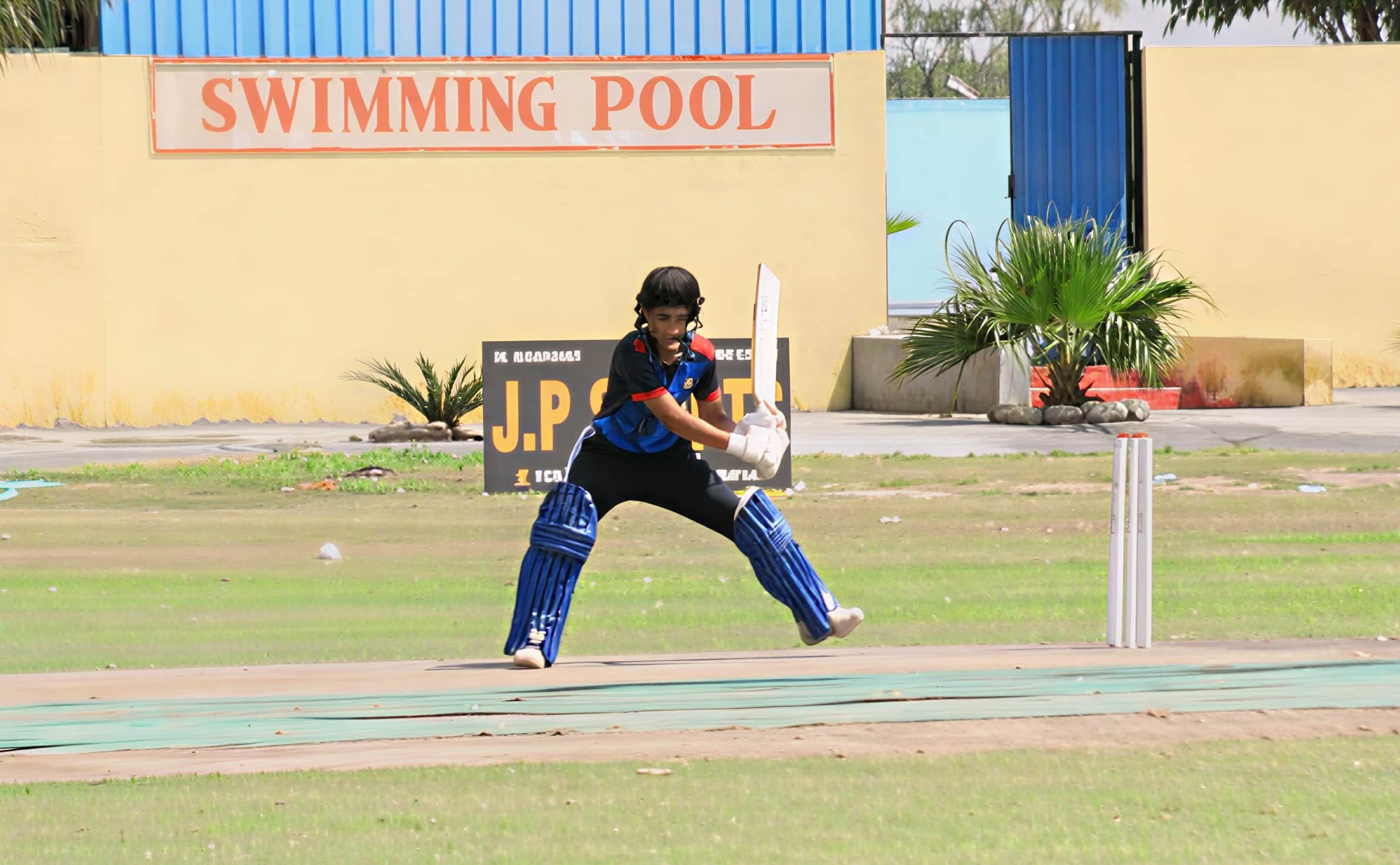 महिला क्रिकेट प्रतियोगिता में शाॅट खेलती खिलाड़ी। संवाद