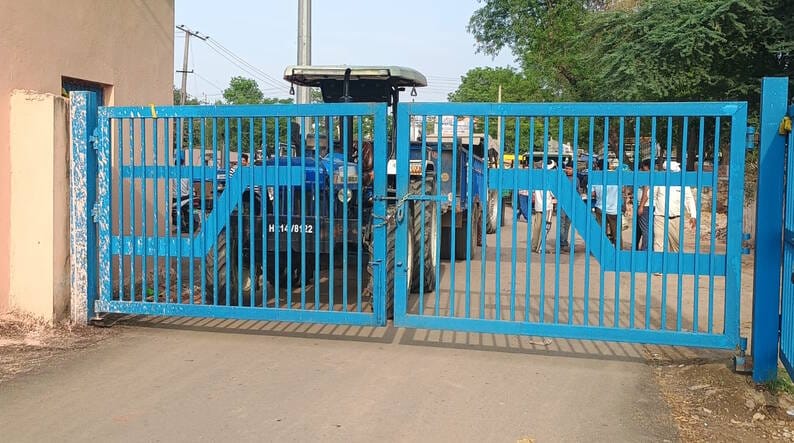 Adhtis lock Mandi gate, long traffic jam on road