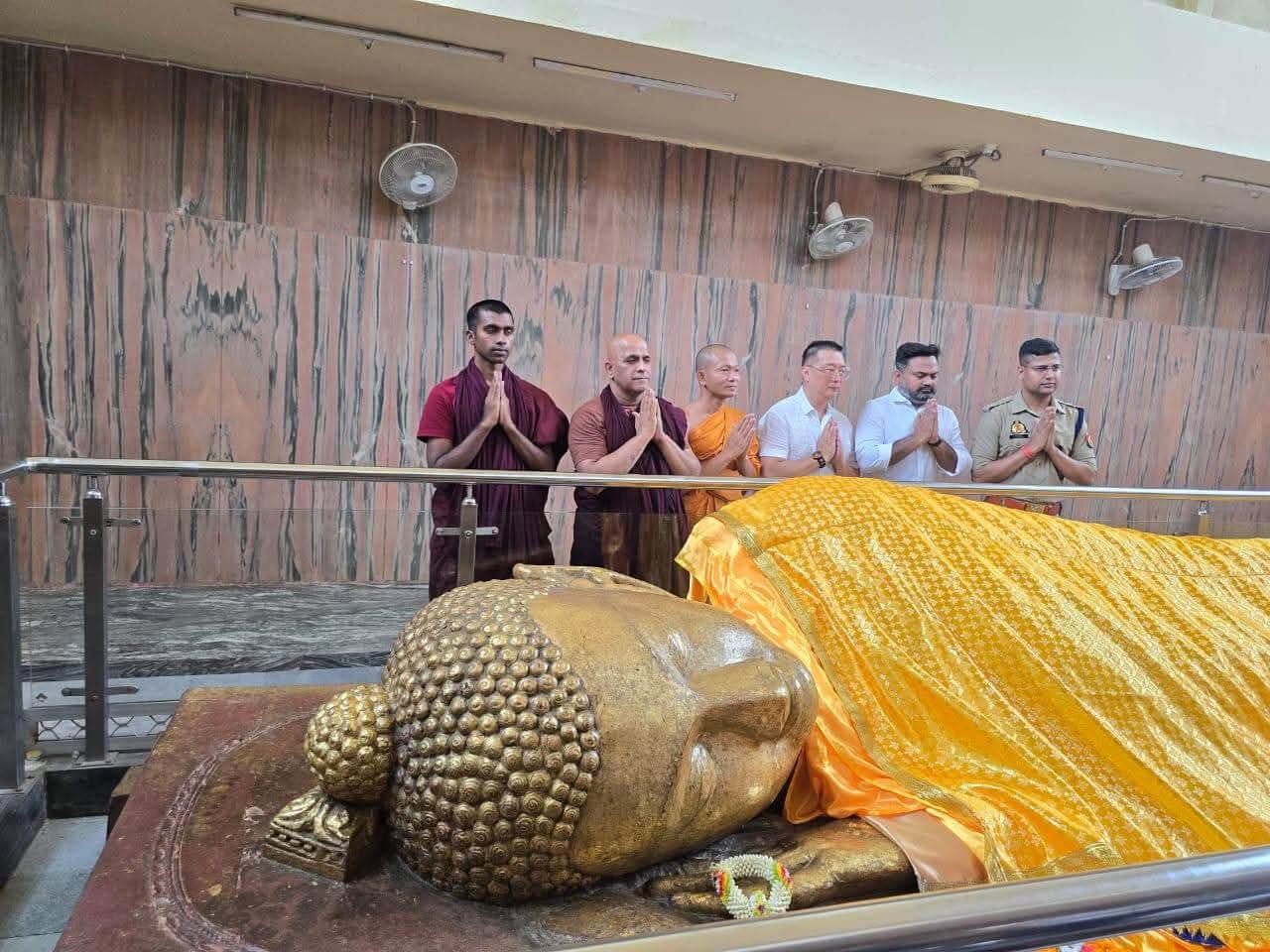 महापरिनिर्वाण मंदिर में की पूजा-अर्चना करते सिंगापुर के उच्चायुक्त साइमन वोंग।स्रोत-सोशल मीडिया