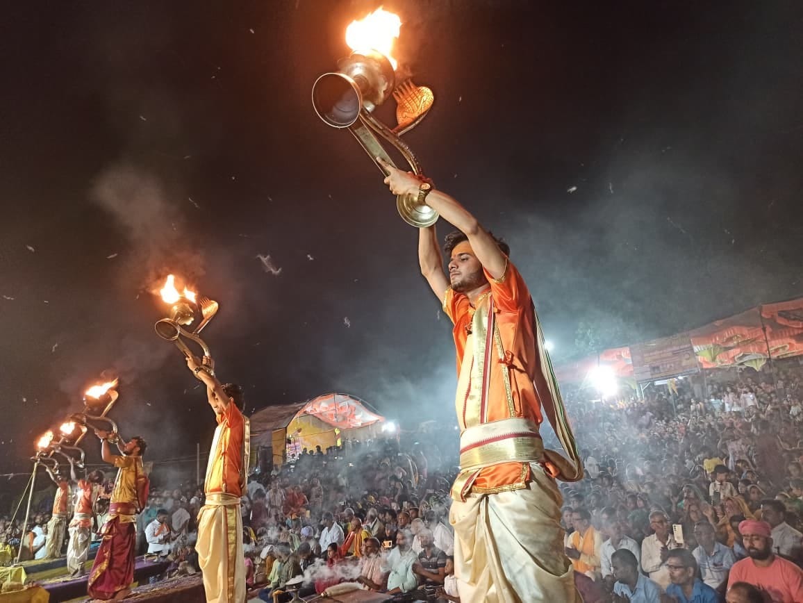 People gathered to watch Aarti at Ganga Ghat, jam on the road