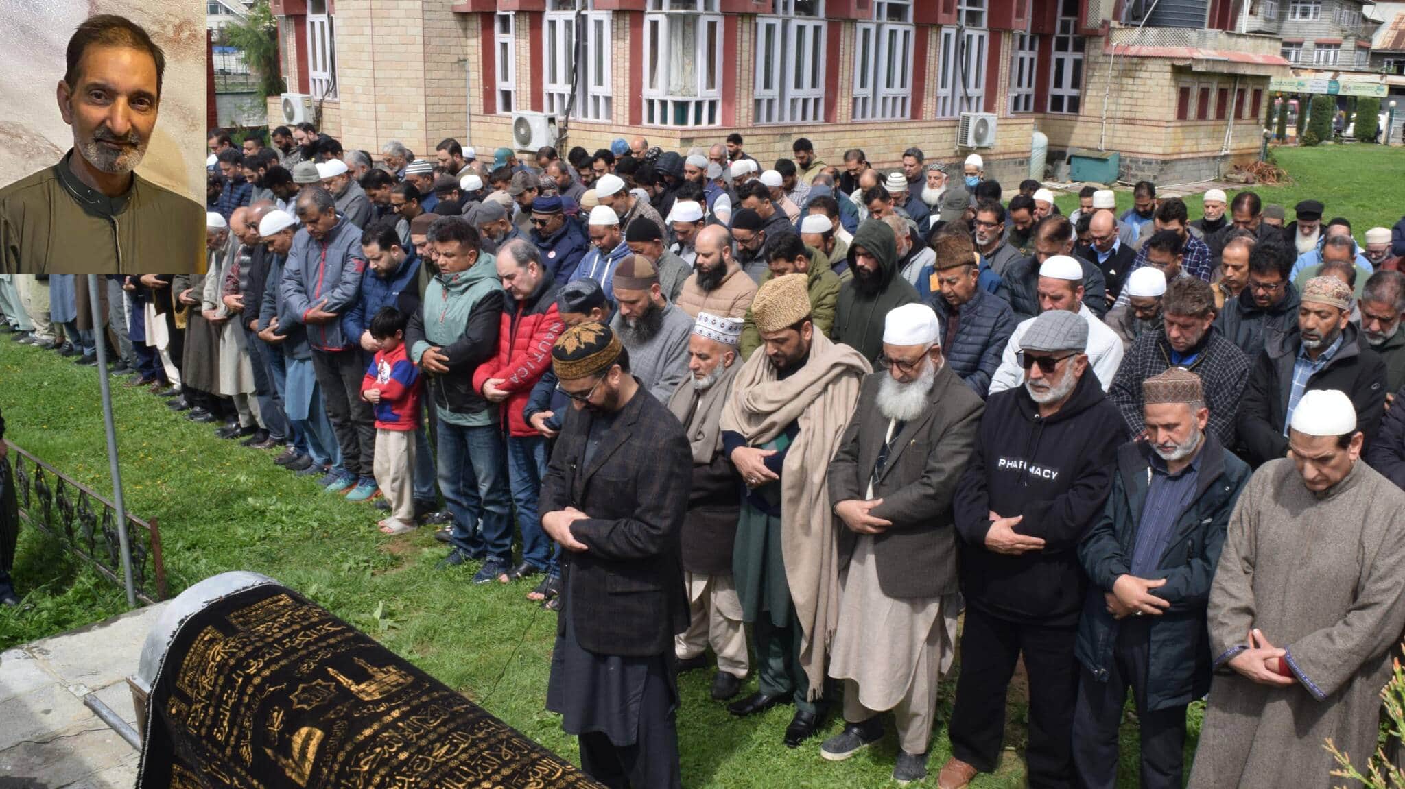 मुकीम अस्मी की नमाज ए जनाजा पढ़ाते मीरवाइज। संवाद