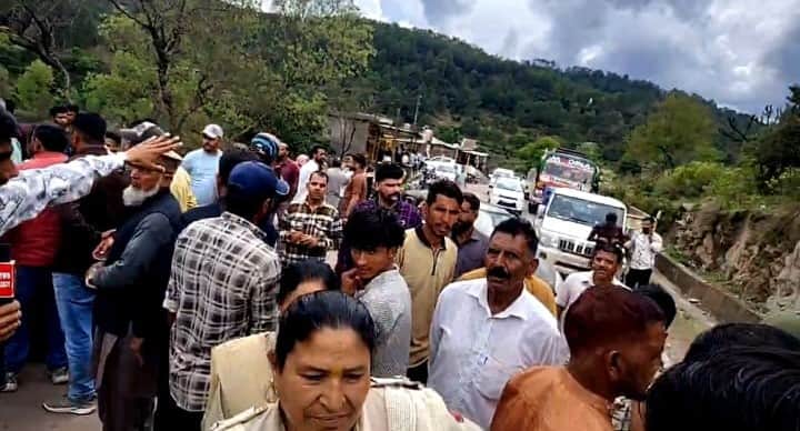 मार्ग जाम कर प्रदर्शन करते लोग।