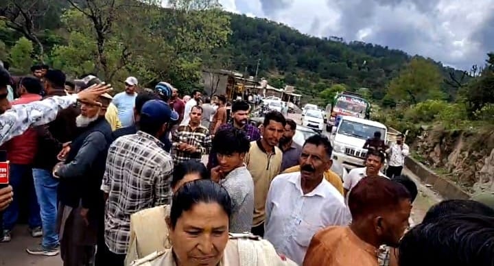 मार्ग जाम कर प्रदर्शन करते लोग।
