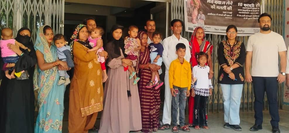 मीरानपुर कटरा सीएचसी में बच्चों के साथ मौजूद महिलाएं। स्रोत : स्वास्थ्य विभाग