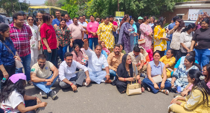 Uproar over extension of school timings...Parents protest, management says take TC