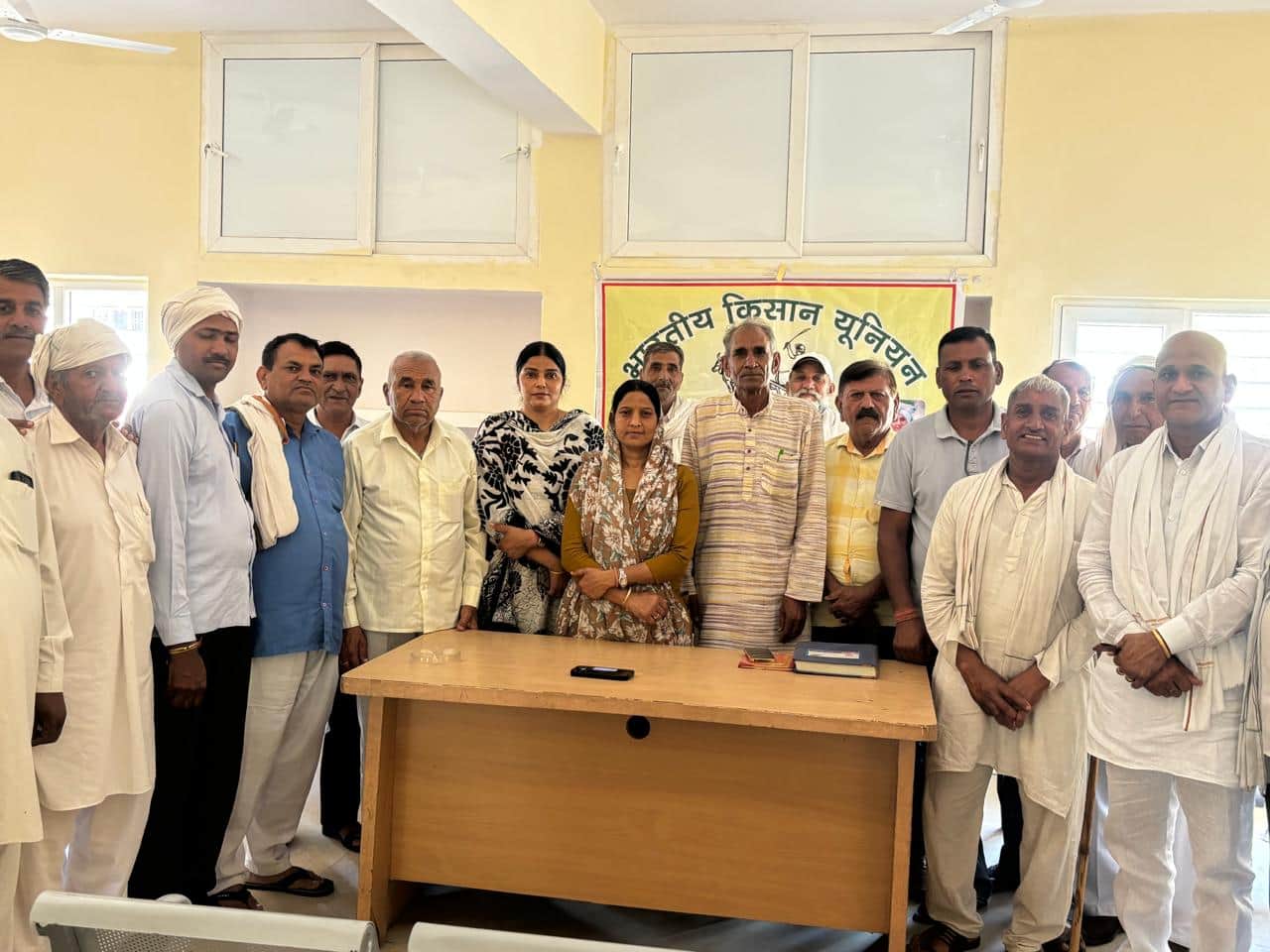 मासिक बैठक में जानकारी देते यूनियन के पदाधिकारी। स्रोत : संगठन