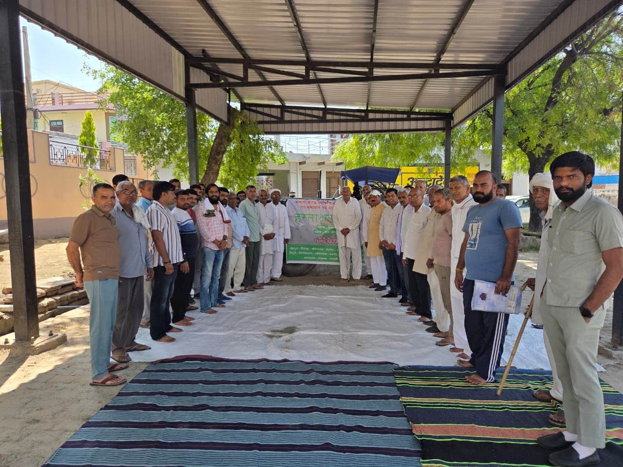 मसानी बैराज संरक्षण को लेकर हस्ताक्षर अभियान में हिस्सा लेते ग्रामीण। स्रोत : समिति