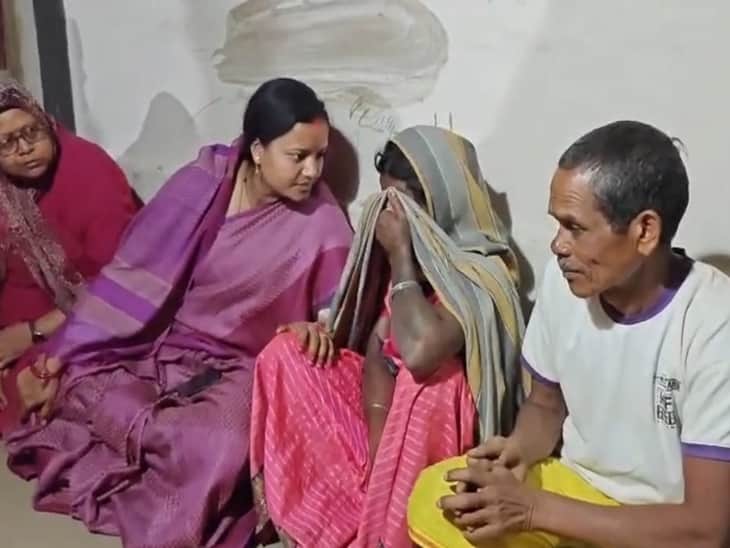 मृतक के परिजन से बात करती महिला बाल विकास मंत्री
