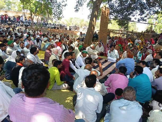 मधुपुर क्षेत्र के लोहरा गांव के गुलरहवां बस्ती में किसान महापंचायत में शामिल किसान। संवाद