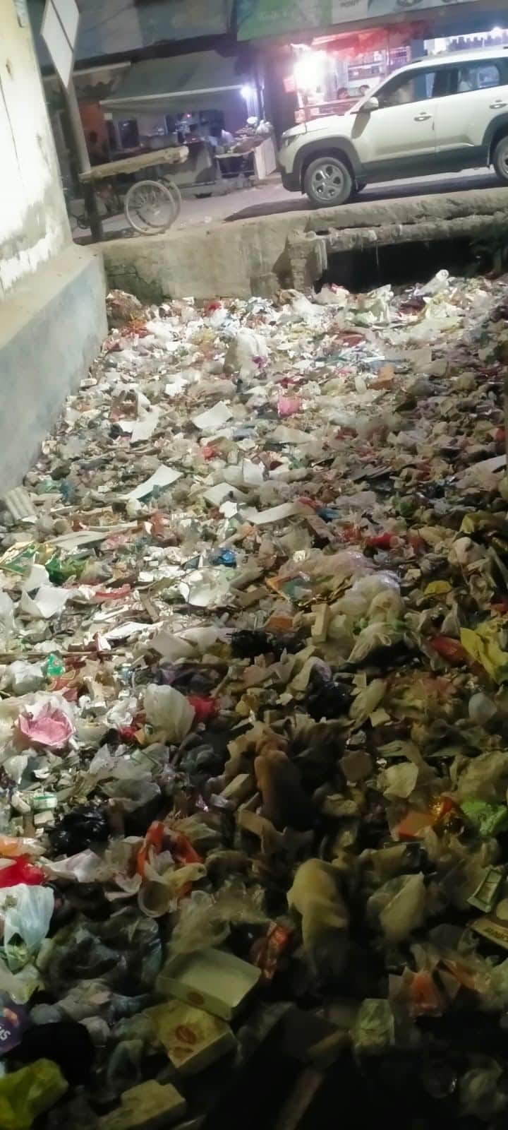 नगर के देवीपुरा में खुला नाला। संवाद