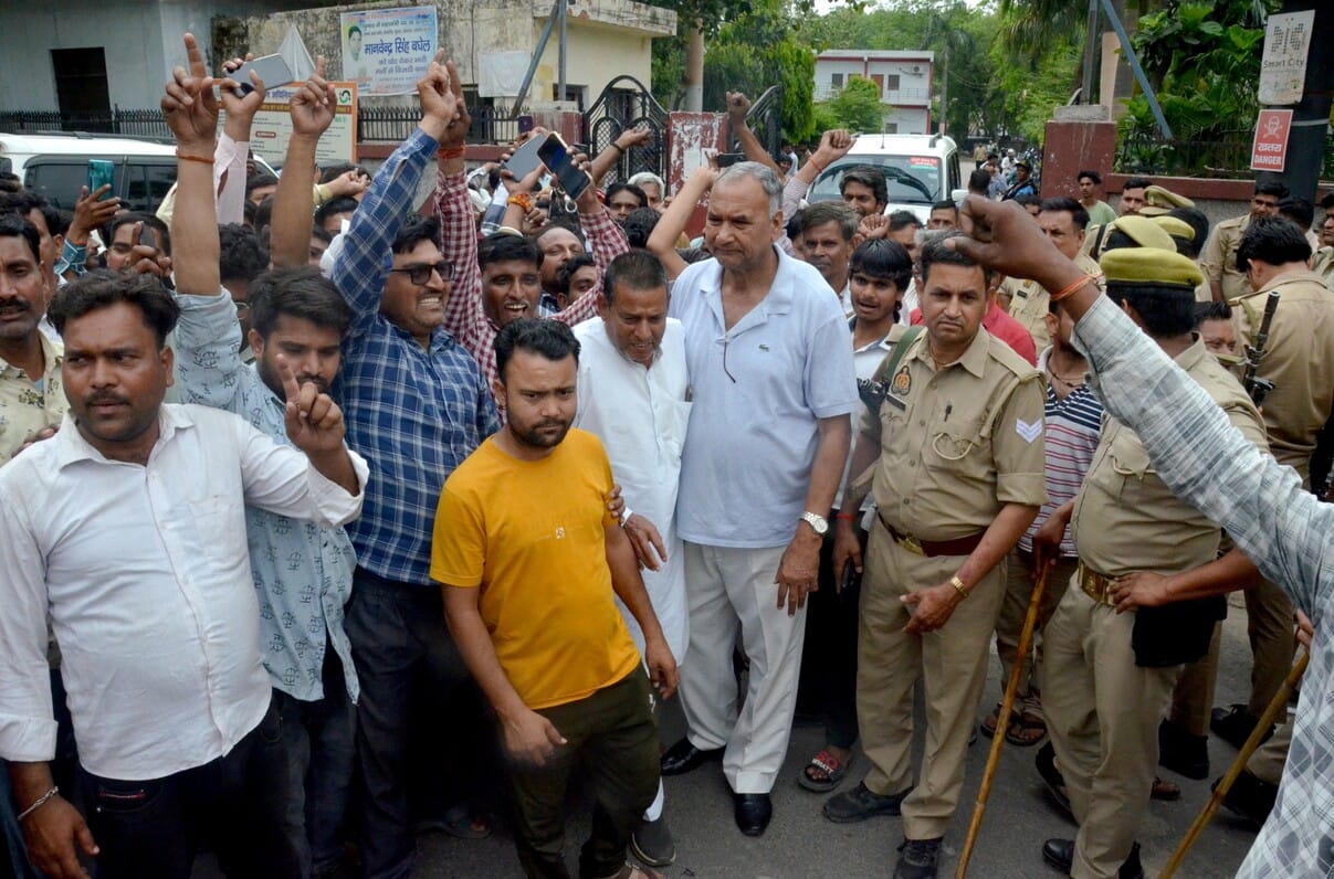 Auto drivers causing traffic jams were beaten with sticks