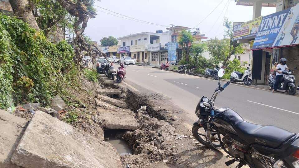 नगर पंचायत बड़सर के तहत मैहरे से भोटा एनएच 503ए के किनारे उखाड़े गए पत्थर के स्लैब। संवाद