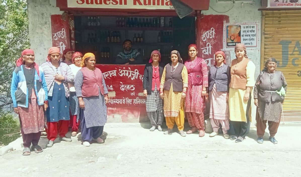 ननखड़ी के देलठ में शराब ठेके के स्थानांतरण को लेकर महिला मंडल ने खोला मोर्चा, किया प्रदर्शन। सं