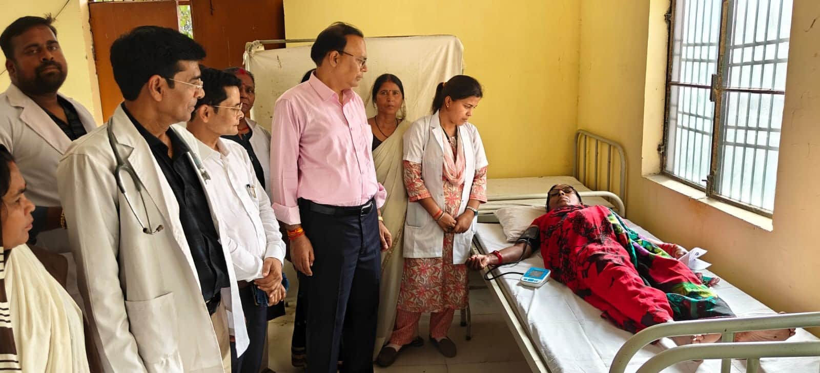 पीएचसी अमरहवा का निरीक्षण करते सीएमओ ।-स्रोत : विभाग