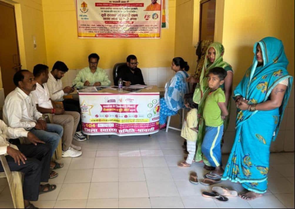 पीएचसी में मरीजों का इलाज करते चिकित्सक
