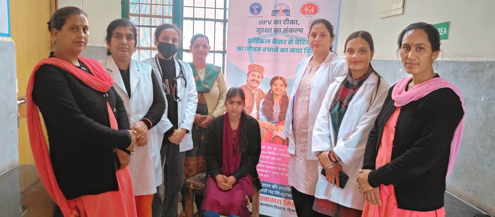 पीएचसी नवगांव में एचपीवी टीकाकरण के दौरान पहली लाभार्थी को टीका लगाते स्वास्थ्य कर्मी। स्त्रोत: