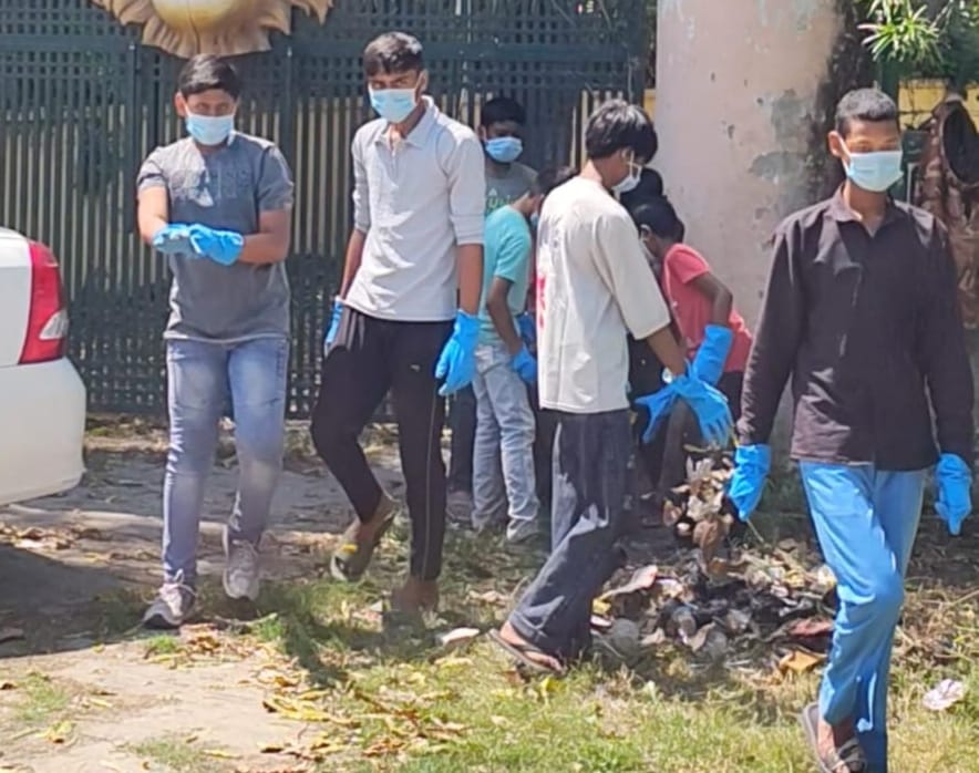 Hundreds of hands held brooms at Dudhwa intersection, cleanliness became a festival