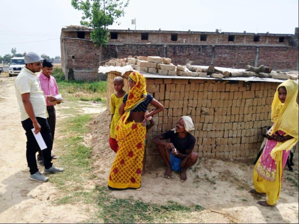 परसौरा स्थित ईंट भट्ठे पर श्रमिकों को जागरूक करते बीईओ व शिक्षक