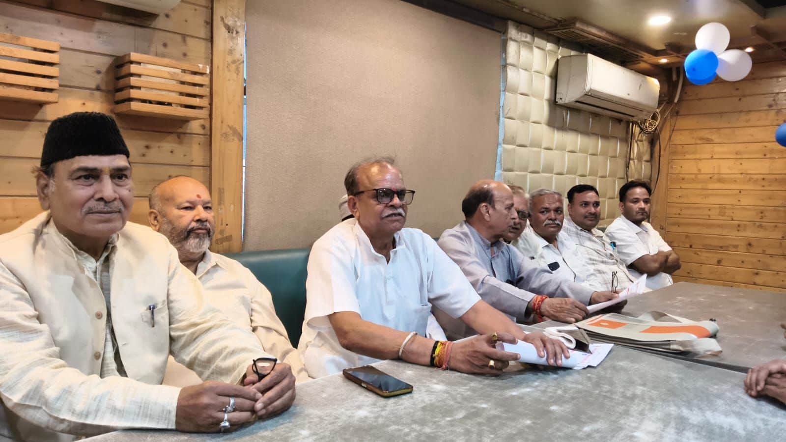 परशुराम जयंती के बारे में जानकारी देते पदाधिकारी। संवाद