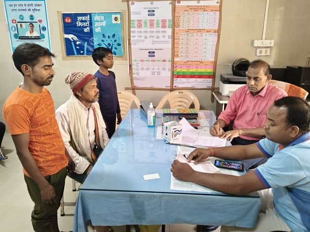 रॉबर्ट्सगंज नगरीय प्राथमिक स्वास्थ्य केंद्र में मुख्यमंत्री जन आरोग्य मेला में उपचार करते चिकित
