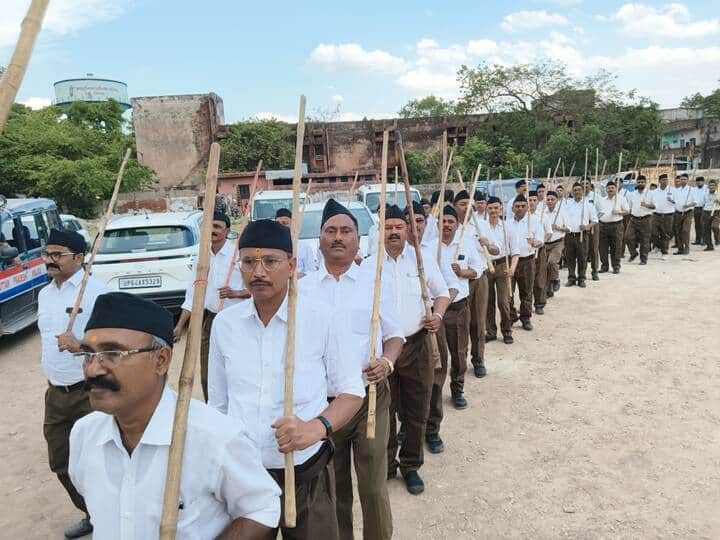 रॉबर्ट्सगंज रामलीला मैदान से राष्ट्रीय स्वयं सेवक संघ के पथ संचलन में शामिल लोग। संवाद
